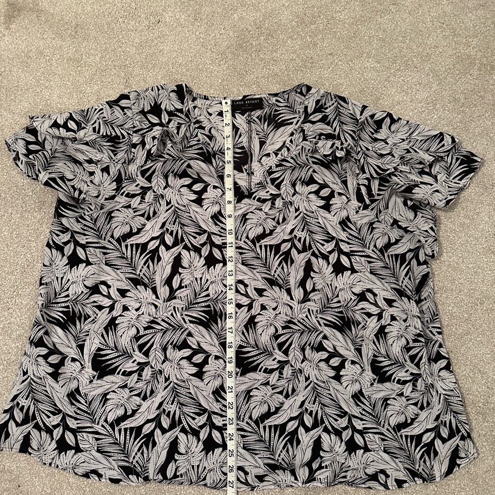 Lane Bryant Size 24 Black White Tropical Leaf Ruffle Flutter Sleeve VNeck Blouse - Picture 7 of 13